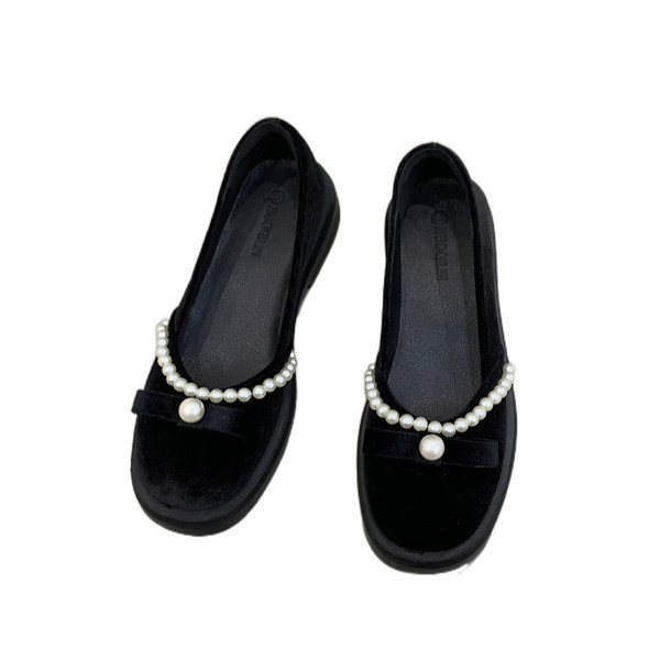 Modernas sieviešu kurpes ar plakanām zolēm un pērlēm