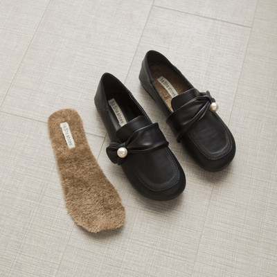 Ikdienas ādas apavi ar pērļu rotājumu