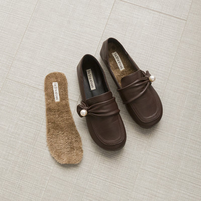 Ikdienas ādas apavi ar pērļu rotājumu