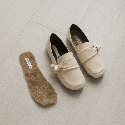 Ikdienas ādas apavi ar pērļu rotājumu