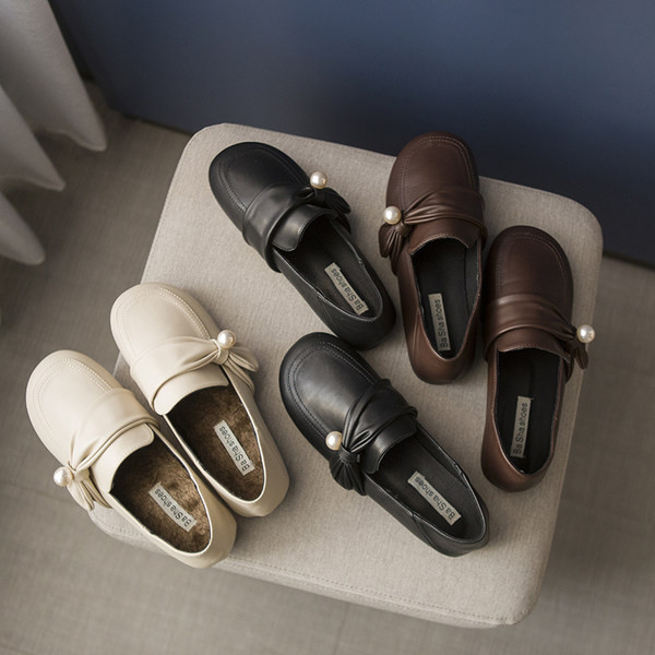 Ikdienas ādas apavi ar pērļu rotājumu