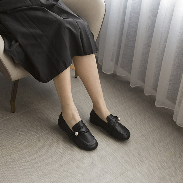 Ikdienas ādas apavi ar pērļu rotājumu