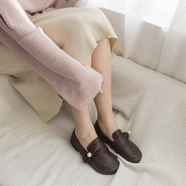 Ikdienas ādas apavi ar pērļu rotājumu