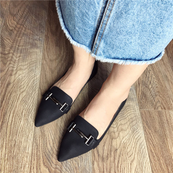 Sieviešu smailas kurpes ar metāla apdari pelēkā un melnā krāsā