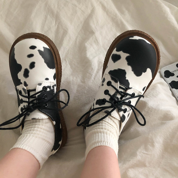 Sieviešu ikdienas apavi ar mežģīnēm un dzīvnieku apdruku