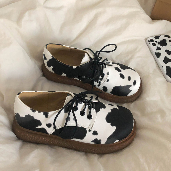 Sieviešu ikdienas apavi ar mežģīnēm un dzīvnieku apdruku