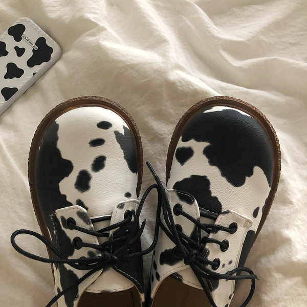 Sieviešu ikdienas apavi ar mežģīnēm un dzīvnieku apdruku