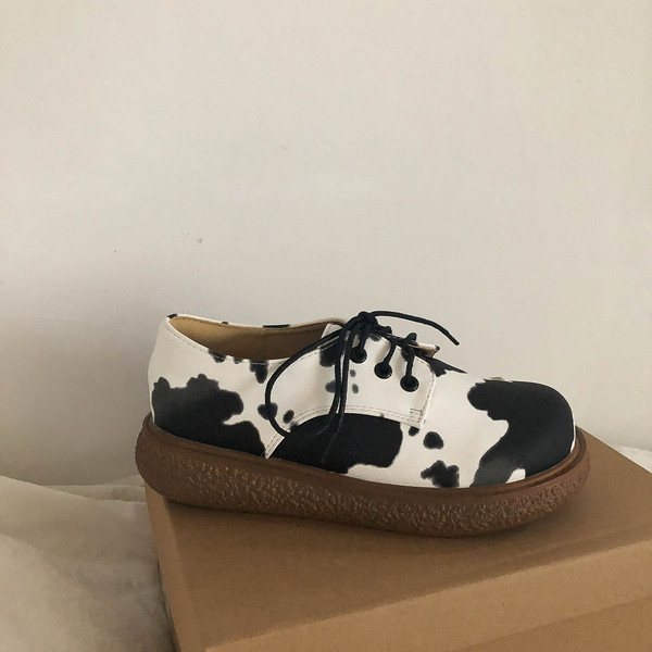 Sieviešu ikdienas apavi ar mežģīnēm un dzīvnieku apdruku