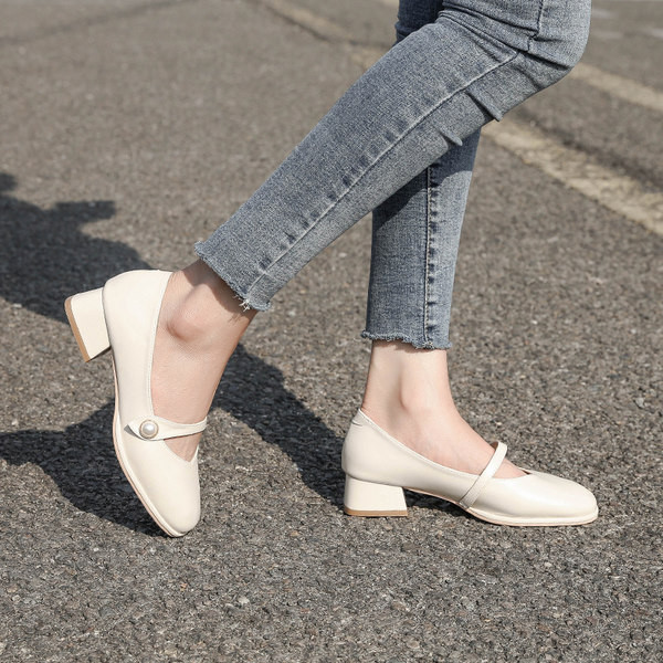 Modernas sieviešu ādas apavi ar 3,5 cm papēdi un pērļu siksniņu