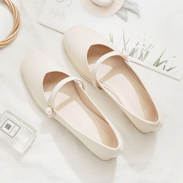 Modernas sieviešu ādas apavi ar 3,5 cm papēdi un pērļu siksniņu