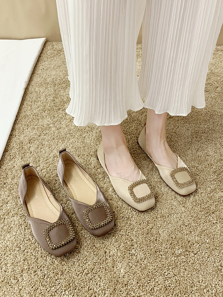 Sieviešu apavi ar kvadrātveida formu un metāla elementu