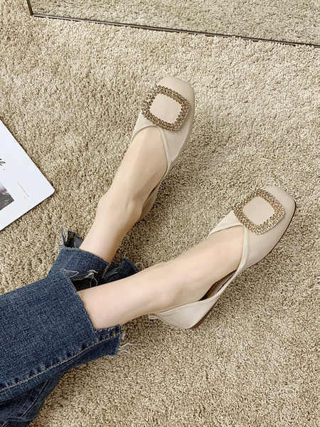 Sieviešu apavi ar kvadrātveida formu un metāla elementu