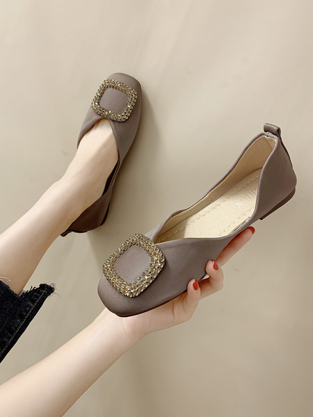 Sieviešu apavi ar kvadrātveida formu un metāla elementu