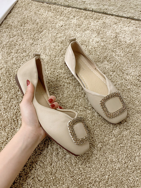 Sieviešu apavi ar kvadrātveida formu un metāla elementu