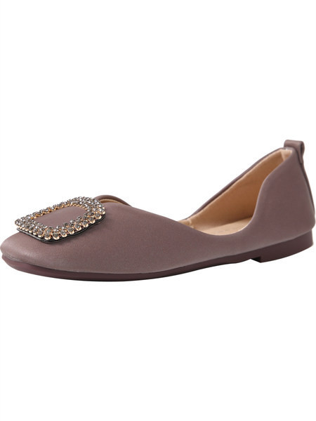 Sieviešu apavi ar kvadrātveida formu un metāla elementu