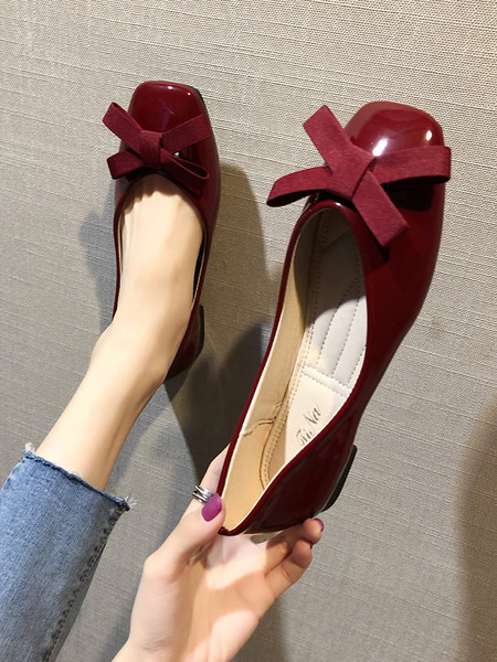 Sieviešu ikdienas lakādas apavi ar lenti