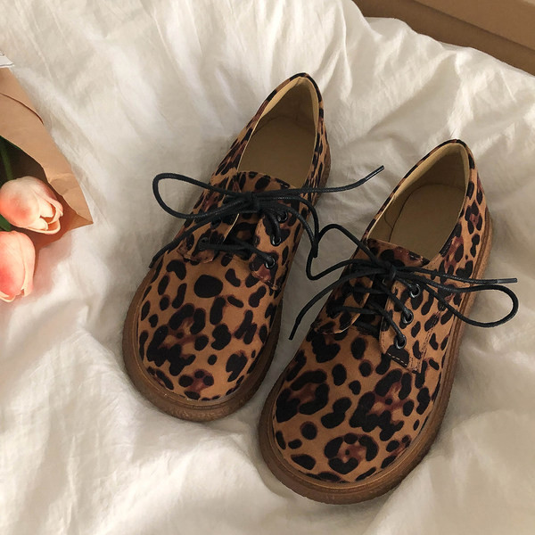 Sieviešu ikdienas apavi ar mežģīnēm un leoparda rakstu