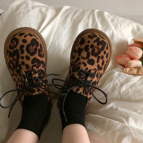 Sieviešu ikdienas apavi ar mežģīnēm un leoparda rakstu