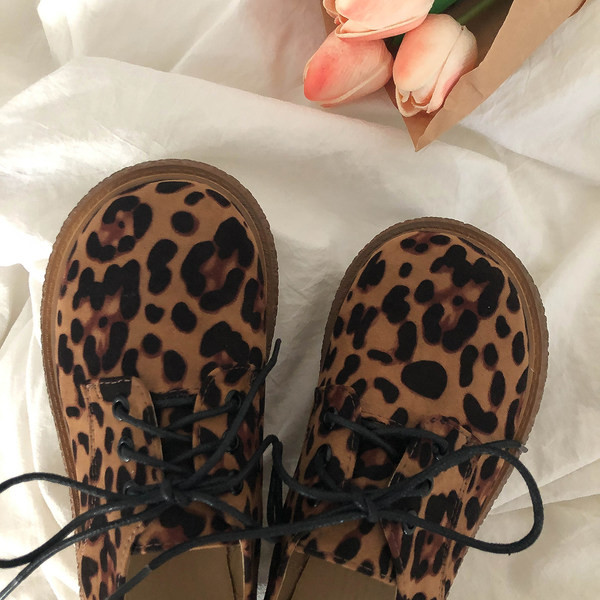 Sieviešu ikdienas apavi ar mežģīnēm un leoparda rakstu