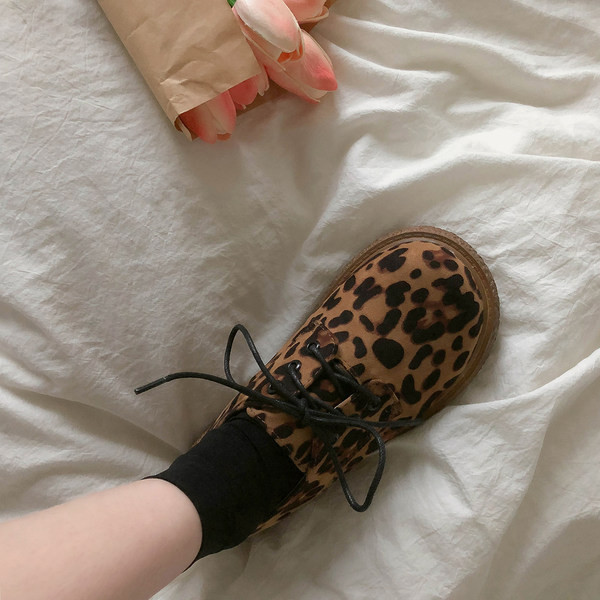 Sieviešu ikdienas apavi ar mežģīnēm un leoparda rakstu