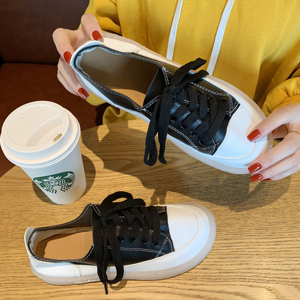 Sieviešu ikdienas elpojoši apavi ar šņorēm un uzrakstu