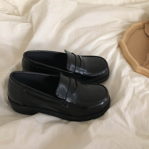 Sieviešu ādas apavi ar kvadrātveida formu