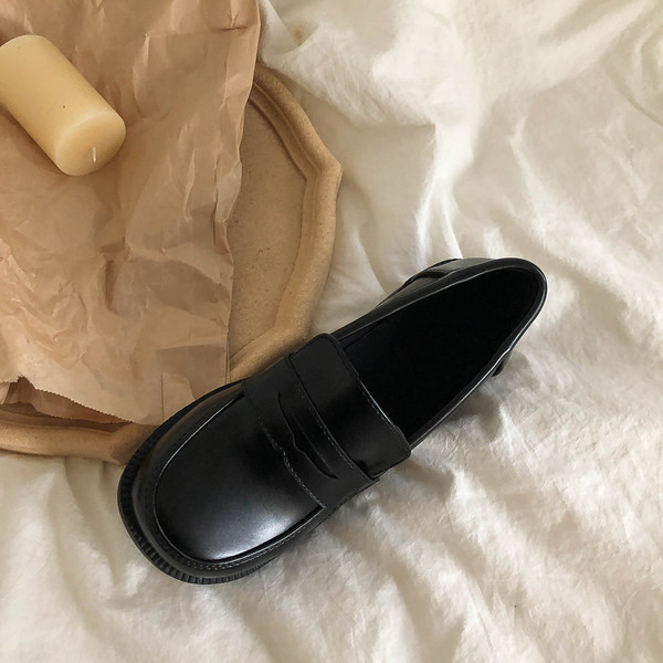 Sieviešu ādas apavi ar kvadrātveida formu