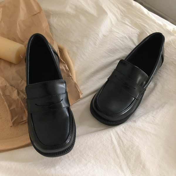 Sieviešu ādas apavi ar kvadrātveida formu