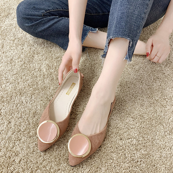 Sieviešu smailas zamšādas kurpes ar 3D elementu