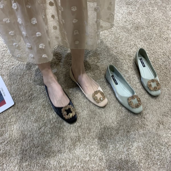 Jauns ikdienas apavu modelis ar metāla elementu vairākās krāsās