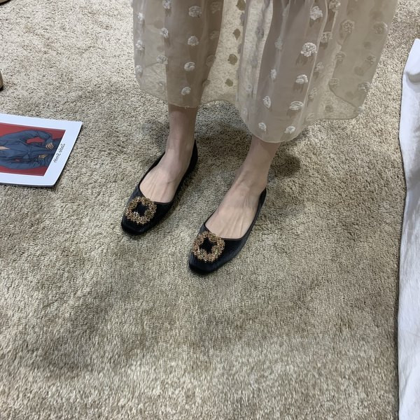 Jauns ikdienas apavu modelis ar metāla elementu vairākās krāsās