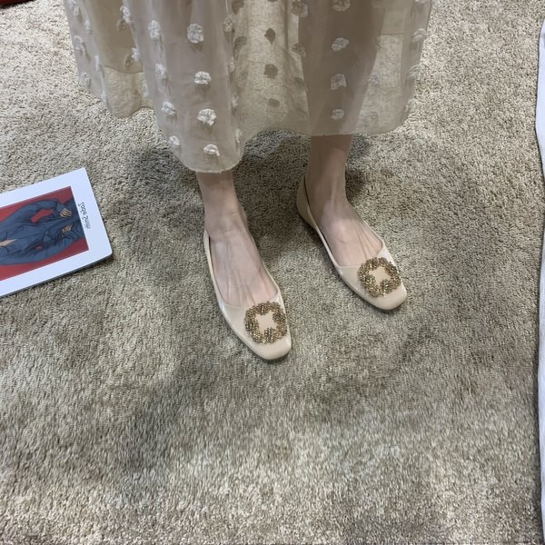 Jauns ikdienas apavu modelis ar metāla elementu vairākās krāsās