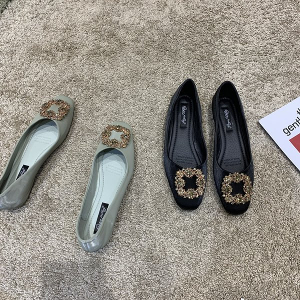 Jauns ikdienas apavu modelis ar metāla elementu vairākās krāsās