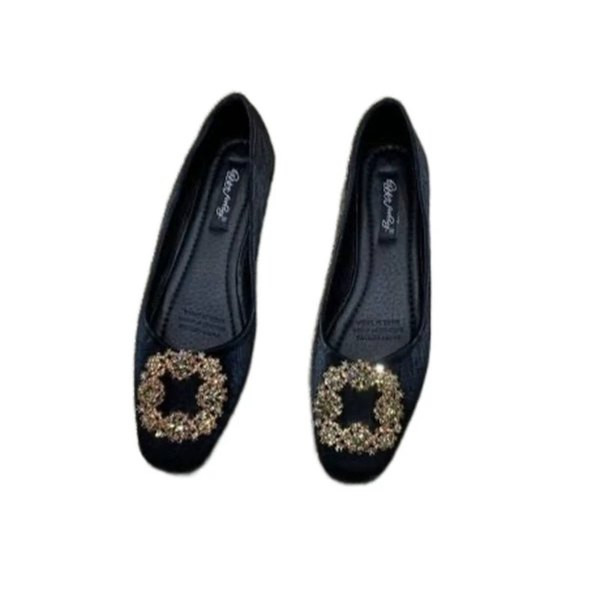 Jauns ikdienas apavu modelis ar metāla elementu vairākās krāsās