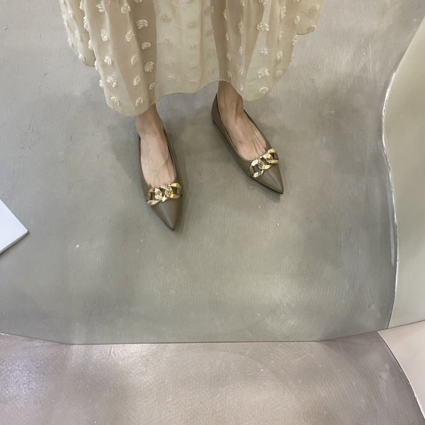 Sieviešu smailie apavi ar metāla elementu - mākslīgā āda