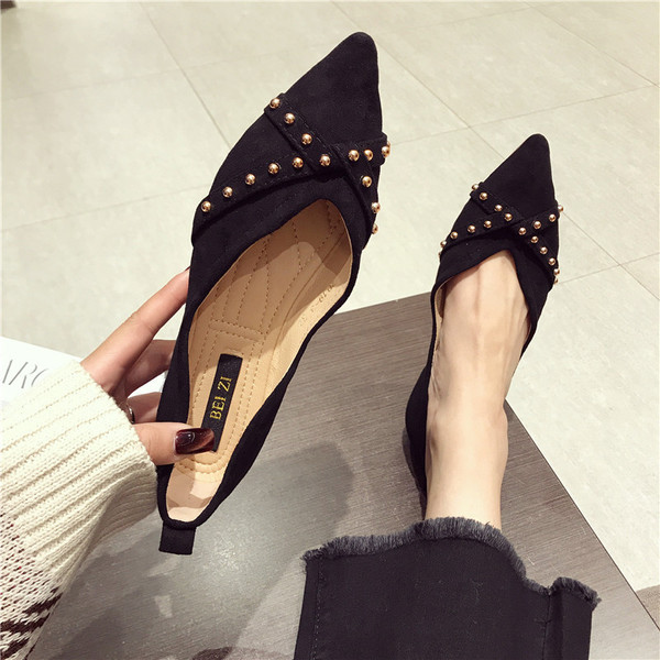 Sieviešu ikdienas apavi ar kniedēm - smails modelis