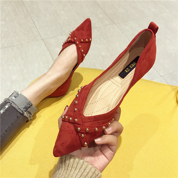 Sieviešu ikdienas apavi ar kniedēm - smails modelis