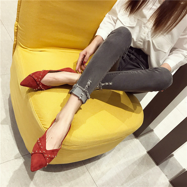 Sieviešu ikdienas apavi ar kniedēm - smails modelis