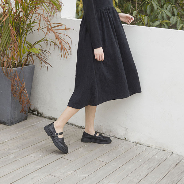 Sieviešu eko ādas apavi ar siksnu un sprādzi