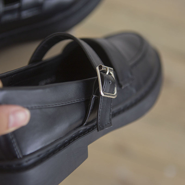 Sieviešu eko ādas apavi ar siksnu un sprādzi