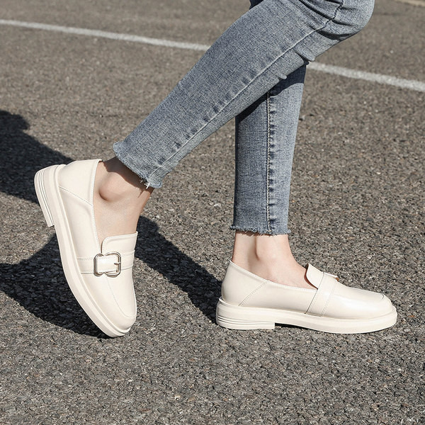 Ikdienas sieviešu ādas apavi ar plakanu zoli un sprādzi