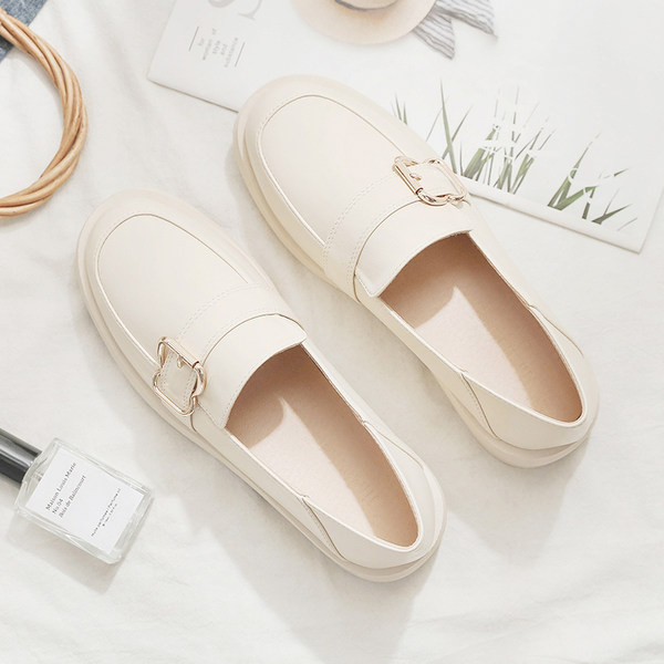 Ikdienas sieviešu ādas apavi ar plakanu zoli un sprādzi