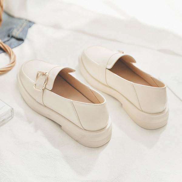 Ikdienas sieviešu ādas apavi ar plakanu zoli un sprādzi