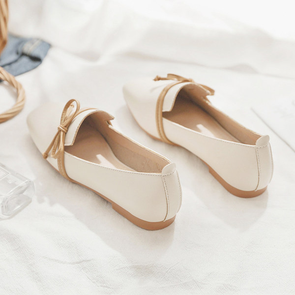 Modernas sieviešu ādas apavi ar plakanu zoli un lenti