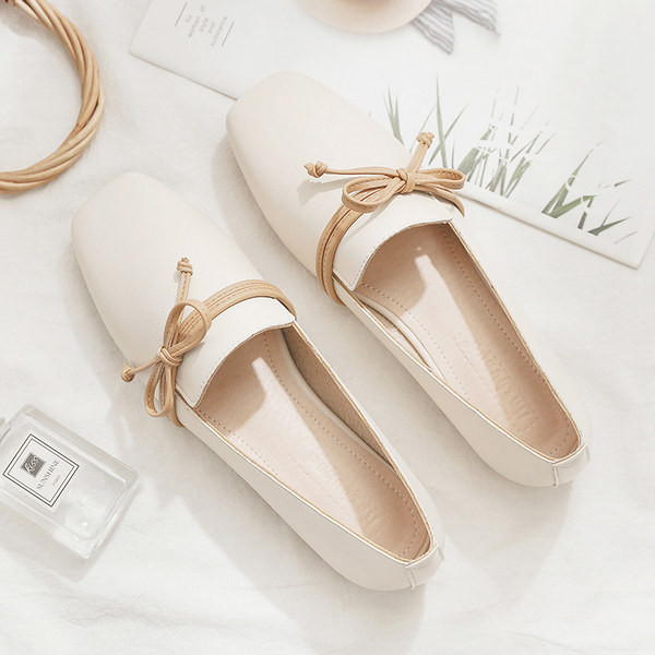 Modernas sieviešu ādas apavi ar plakanu zoli un lenti