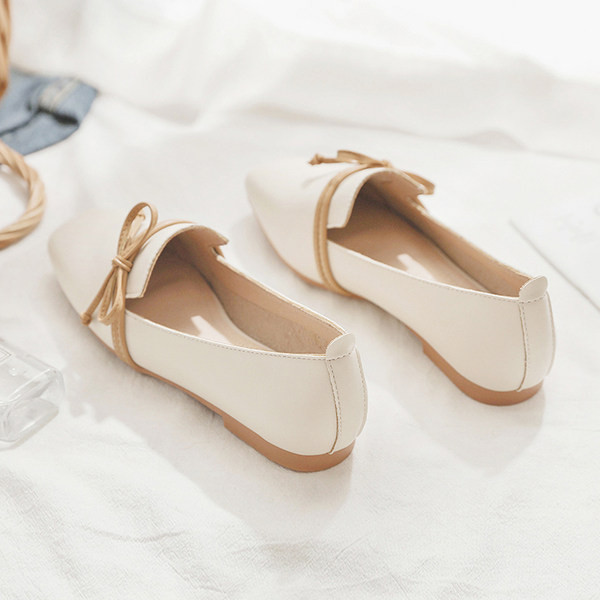 Modernas sieviešu ādas apavi ar plakanu zoli un lenti