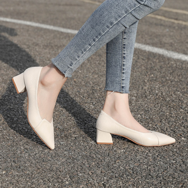 Asināts sieviešu apavu modelis ar 4,5 cm papēdi