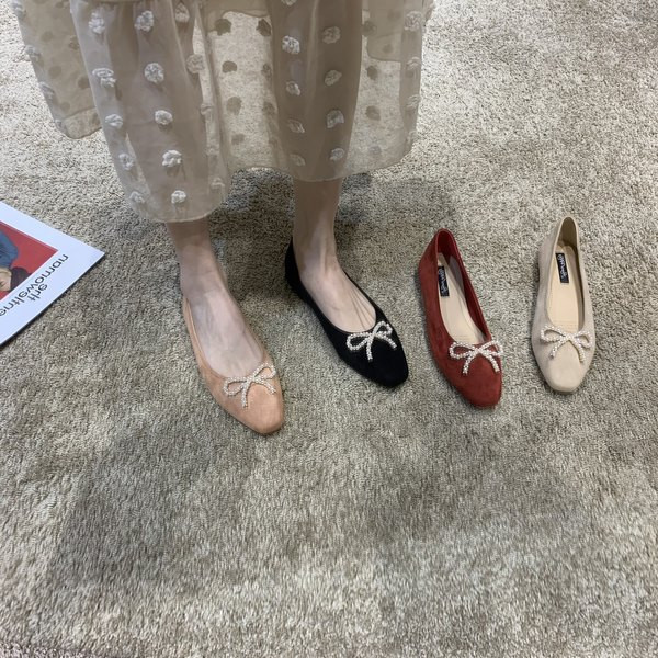 Sieviešu ikdienas apavi ar lentīti - smails modelis no eko zamšādas