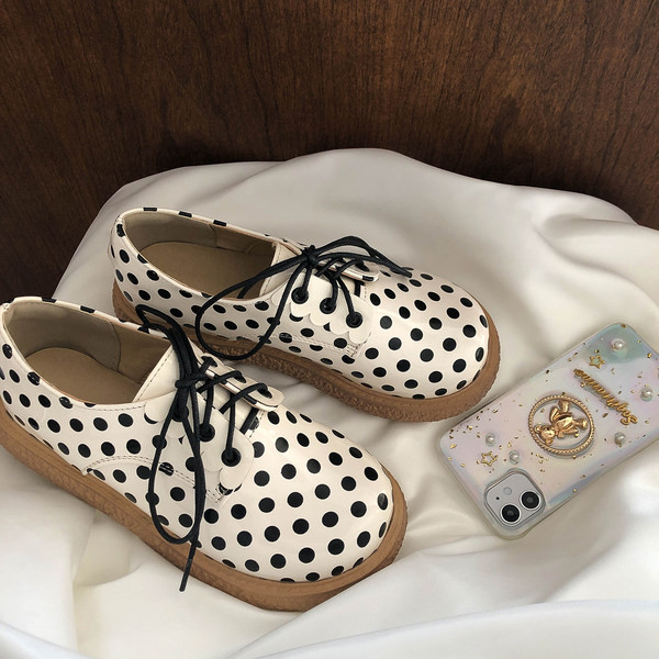 Sieviešu ikdienas apavi ar punktiem ar mežģīnēm