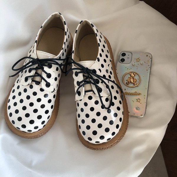 Sieviešu ikdienas apavi ar punktiem ar mežģīnēm
